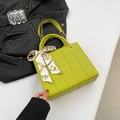 Hellgrüne gesteppte quadratische Handtasche mit Goldkette und dekorativem Seidenschal - Grün
