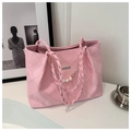 Dettaglio borsa shopper rosa trapuntata con catena di perle e manico in pelle intrecciata - Rosa