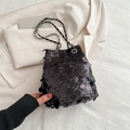 Schicke schwarze Pailletten-Beuteltasche mit silberner Kette und reflektierenden Scheiben - Schwarz