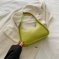 Bolso de hombro minimalista verde aguacate con cadena acrílica moderna y forma de luna - Verde