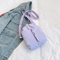 Bolso bandolera minimalista violeta claro con cremallera trenzada y correa ancha - Morado