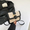 Sac bandoulière carré en paille et cuir noir avec boucle métallique dorée sur le devant - Noir