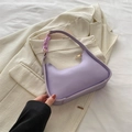 Bolso de hombro morado minimalista con cadena de plástico gruesa sobre tela texturizada - Morado