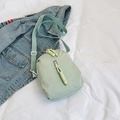 Mini bolso bandolera verde menta minimalista con detalle de cremallera y correa - Verde