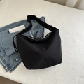 Minimalistische große schwarze Shopper Tasche mit gefaltetem Schultergurt und Reißverschluss - Schwarz