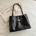 Bolso tote negro acolchado con cadena de perlas y asas trenzadas para uso diario elegante - Negro