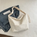 Cremeweiße Schultertasche mit Scrunchie-Riemen und Kordelzug-Detail aus Nylon-Gewebe - Weiß