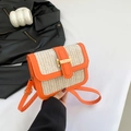 Sac bandoulière en paille avec patchwork en cuir orange et fermoir doré chic - Orange