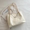 Bolso tote beige acolchado con cadena de perlas y asas trenzadas para el diario - Blanco