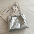 Bolso tote plateado acolchado con asas trenzadas y detalle de cadena con perlas - Plateado