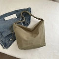 Große olivgrüne Nylontasche mit gerafftem Schultergurt und minimalistischem Design - Grün