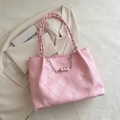 Bolso tote rosa grande acolchado con adornos de perlas y asas trenzadas - Rosa