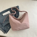 Rosa Umhängetasche mit großer Kapazität, gerafftem Schultergurt und Knitteroptik - Rosa