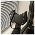 Detalle de bolso media luna negro en cuero mate con correa de cadena dorada gruesa - Negro