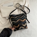 Schwarze Strick-Beuteltasche mit bunten Wellenstickereien und Leder-Schultergurt - Schwarz