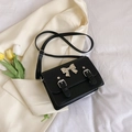 Elegante borsa a tracolla nera con fibbia a fiocco argento e tracolla regolabile chic - Nero