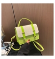 Détail d'un petit sac bandoulière vert fluo avec rabat tissé beige et fermoir doré - Vert
