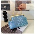Detail der blau bestickten Paillettenhandtasche mit verzierten goldenen Ringgriffen - Blau