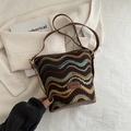 Dunkelbraune Strick-Eimertasche mit Wellenmuster und schmalem Riemen im Boho-Stil - Kaffeebraun