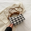 Bolso de tweed a cuadros blanco y negro con asa fruncida marrón y correa de hombro - Blanco