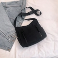 Borsa tote nera in nylon con tasche a zip doppie e tracolla regolabile con fibbia - Nero