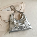 Sac hobo argenté avec nœuds et bandoulière chaîne dans un style moderne minimaliste - Argent