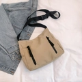 Borsa tote in nylon beige con tracolla nera e due cerniere verticali in vista piatta - Cachi