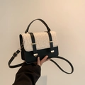 Borsa a tracolla da donna in pelle nera e paglia intrecciata beige con hardware oro - Nero