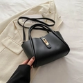 Elegante bolso de mano en cuero negro mate con cierre dorado y correa ajustable - Negro
