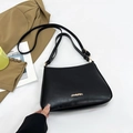 Bolso de hombro vintage negro con logotipo dorado y correa ajustable para mujer - Negro