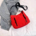 Borsa a tracolla in nylon rosso vivace con cerniere nere su sfondo bianco - Rosso