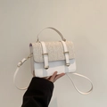 Borsa a tracolla in paglia bianca con manico e dettagli in metallo dorato eleganti - Bianco Sporco