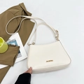Bolso tipo cubo de cuero PU blanco crema con logo dorado y correa de hombro ajustable - Blanco Roto