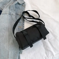 Bolso bandolera minimalista de nailon negro con hebillas dobles para un estilo diario casual - Negro