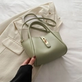 Elegante bolso de cuero verde con hebilla de metal dorado y correa ajustable - Verde