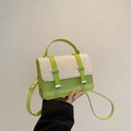 Borsa a tracolla in paglia intrecciata verde brillante con patta bianca e pelle - Verde