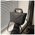 Dettaglio della borsa geometrica in pelle PU nera con scritta Fashion gialla e manico a U - Nero