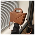 Dettaglio borsa in pelle PU marrone con pieghe geometriche e testo fashion dorato - Marrone