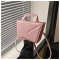 Dettaglio borsa a mano geometrica rosa con scritte FASHION dorate e tracolla - Rosa