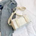 Bolso bandolera cilíndrico beige de nailon con hebillas y correa ancha ajustable - Caqui
