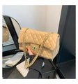 Detailansicht der beigen Stepptasche mit goldenem Drehverschluss und Kettenriemen-Detail - Khaki