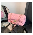 Detail der rosa gesteppten Lederschultertasche mit goldener Kette und Drehverschluss - Rosa
