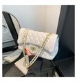 Detail einer weißen Stepptasche mit goldener Kette und klassischem Drehverschluss - Weiß