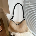Gewebte Strohtasche im Hobo-Stil mit schwarzen Knotengriffen und Metallring - Schwarz