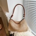 Stroh-Schultertasche mit braunem Lederriemen und Knotendetail auf weißem Stoff - Braun