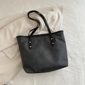 Borsa tote nera minimalista in pelle opaca con eleganti dettagli in rivetti dorati - Nero