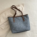 Grande borsa tote blu grigio con manici in pelle marrone e rivetti in metallo dorato - Blu