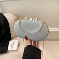 Λαμπερή ασημί οβάλ τσάντα clutch με χρυσό κούμπωμα φιόγκο και αλυσίδα για το βράδυ - Ασημί