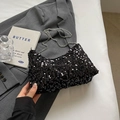 Petit sac bandoulière à paillettes noires avec chaîne argentée sur blazer gris - Noir