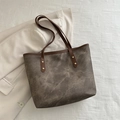 Grande borsa tote vintage marrone scuro con rivetti dorati per look da ufficio chic - Marrone